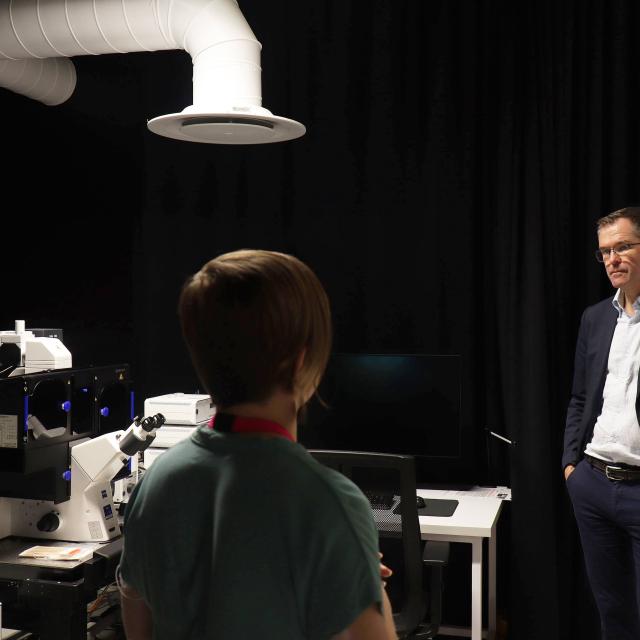 Caron Jacobs and John-Arne Rottingen view the microscopy facilities