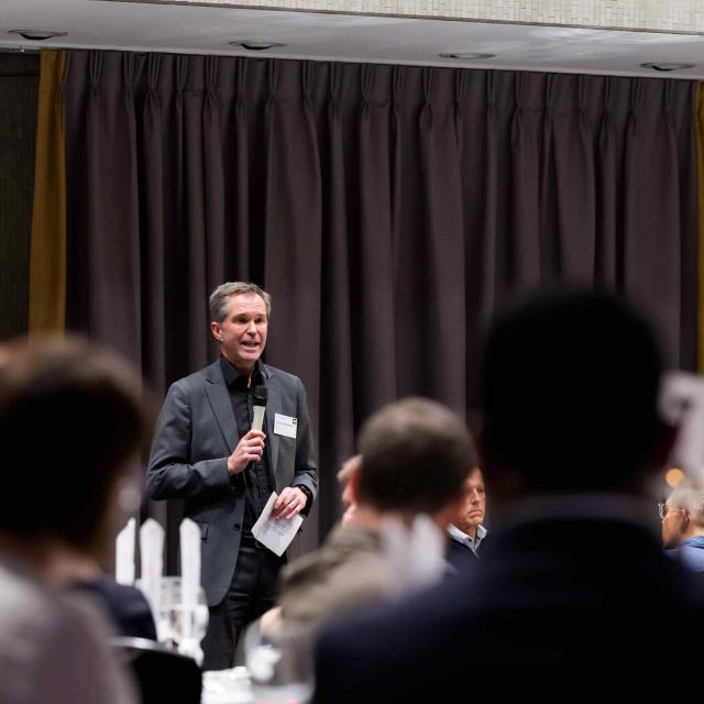 Dr John-Arne Røttingen speaks to the meeting participants at the summit dinner